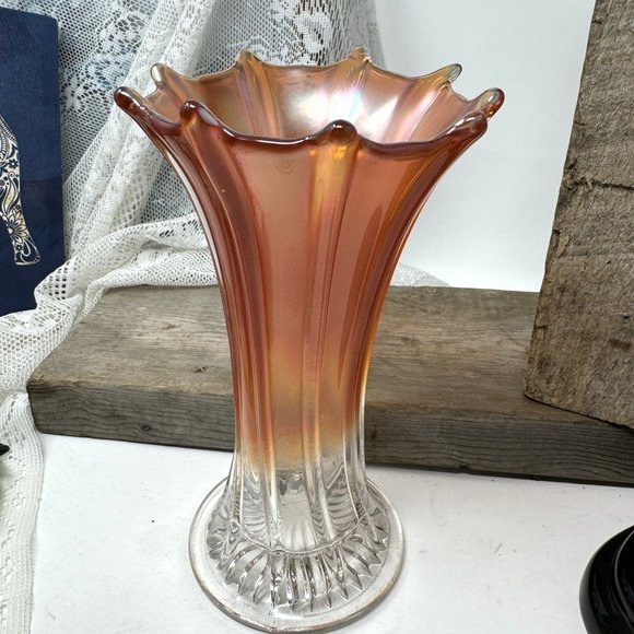 Vintage Carnival Vase 8" Tall excellent Condition - Picture 7 of 8